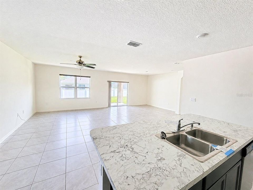 En Venta: $300,000 (4 camas, 2 baños, 1934 Pies cuadrados)