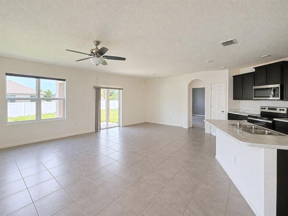 En Venta: $300,000 (4 camas, 2 baños, 1934 Pies cuadrados)