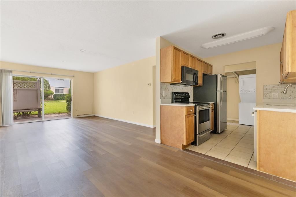 For Rent: $1,600 (2 beds, 1 baths, 881 Square Feet)