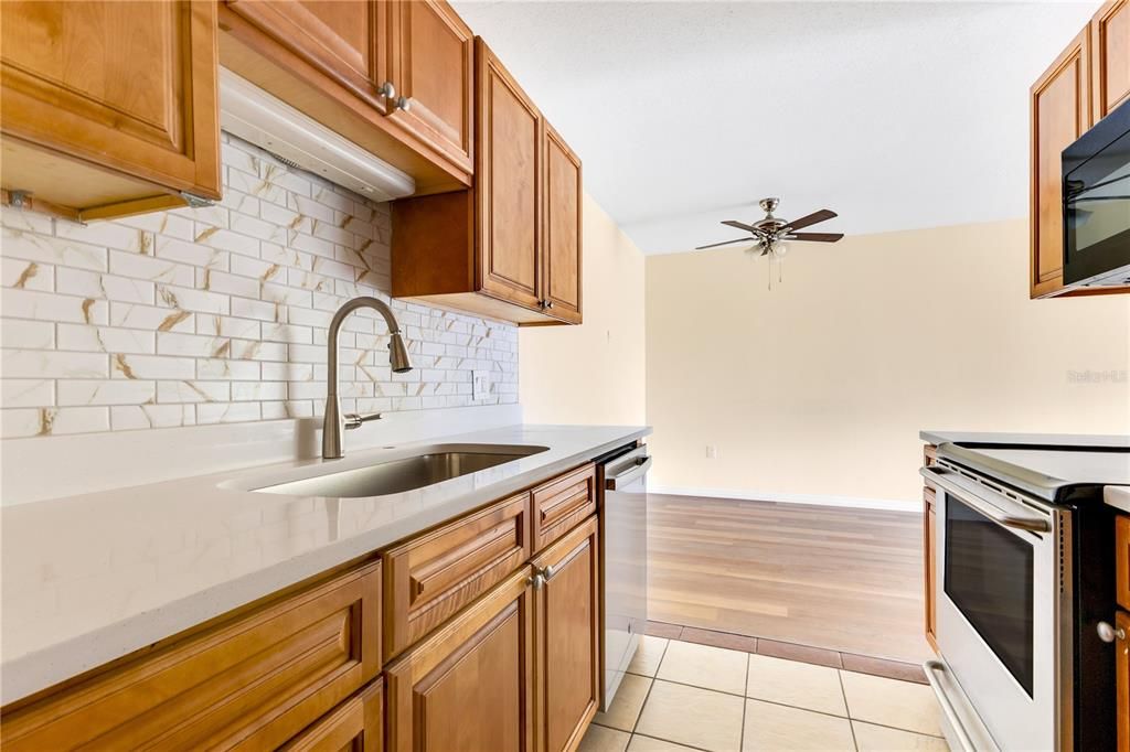 For Rent: $1,600 (2 beds, 1 baths, 881 Square Feet)
