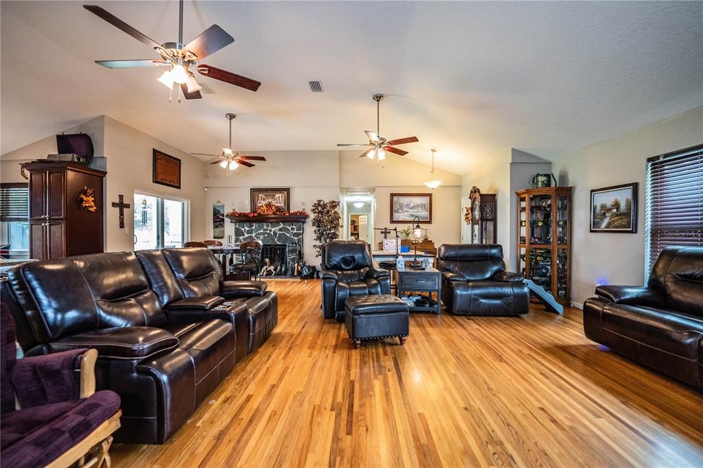 For Sale: $850,000 (3 beds, 2 baths, 1961 Square Feet)