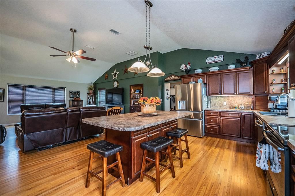 For Sale: $850,000 (3 beds, 2 baths, 1961 Square Feet)