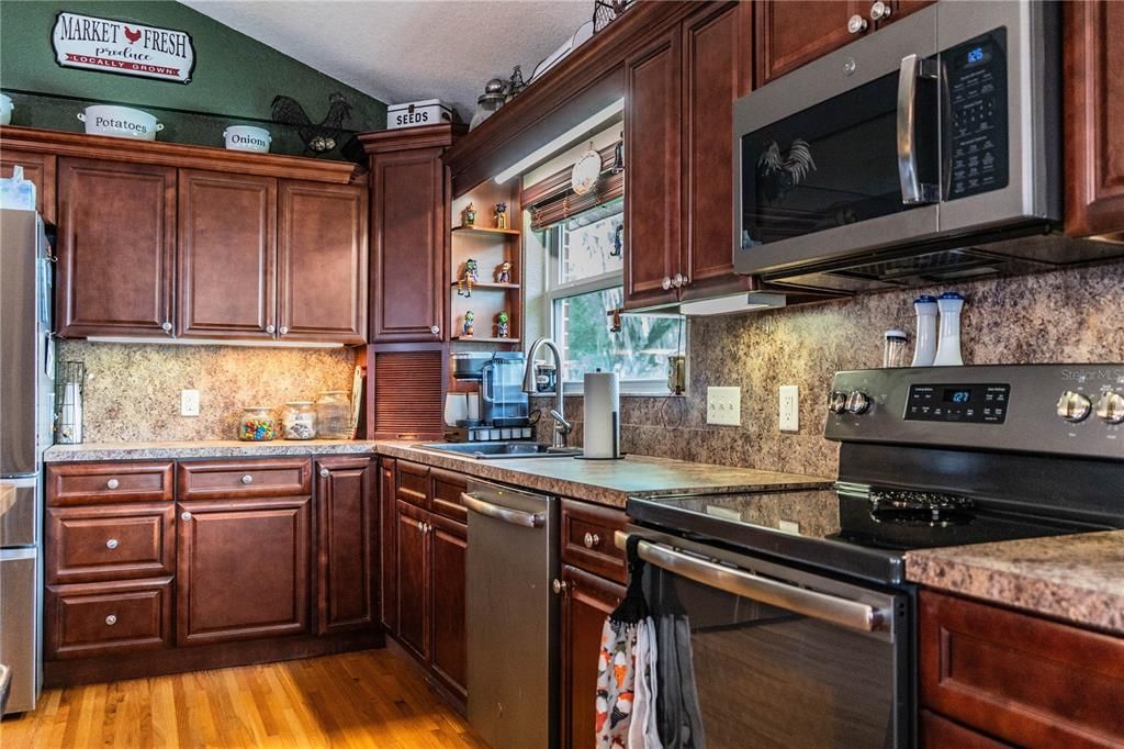 For Sale: $850,000 (3 beds, 2 baths, 1961 Square Feet)