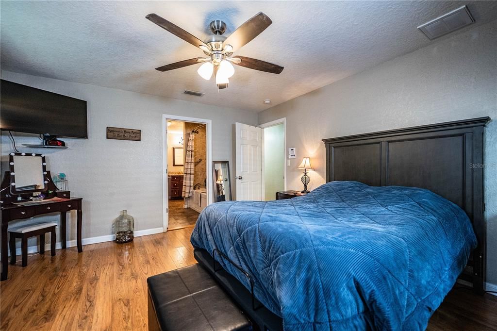 For Sale: $850,000 (3 beds, 2 baths, 1961 Square Feet)