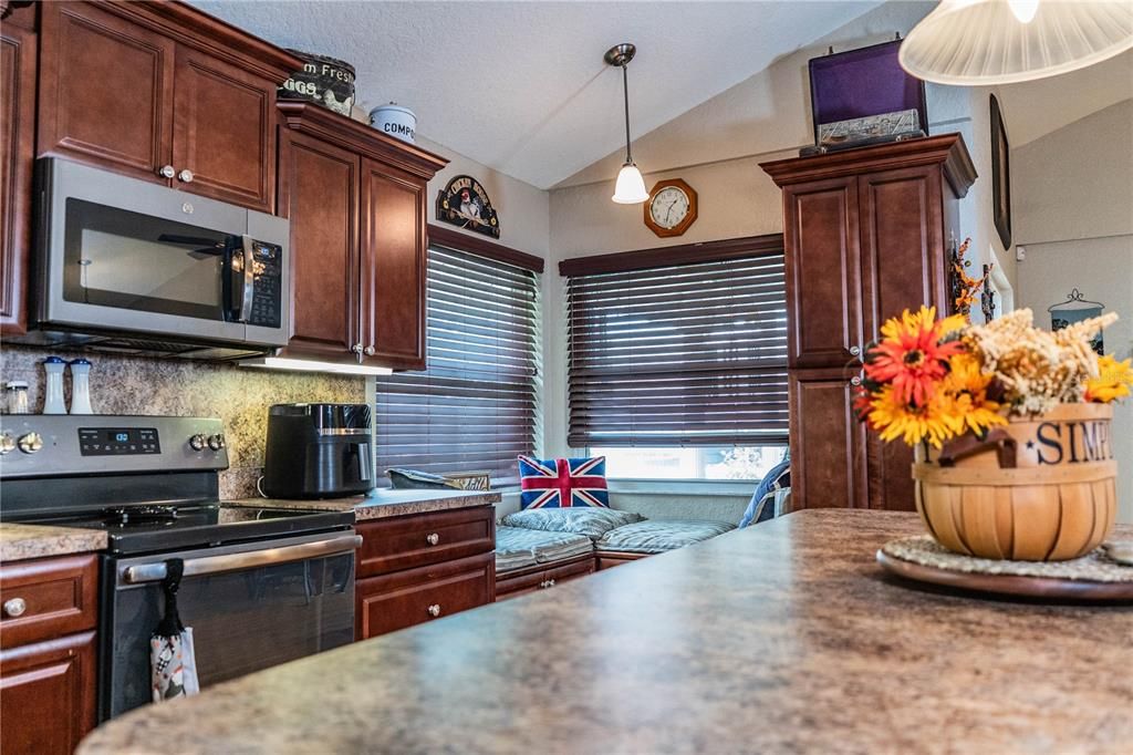 For Sale: $850,000 (3 beds, 2 baths, 1961 Square Feet)
