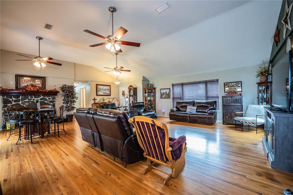 For Sale: $850,000 (3 beds, 2 baths, 1961 Square Feet)
