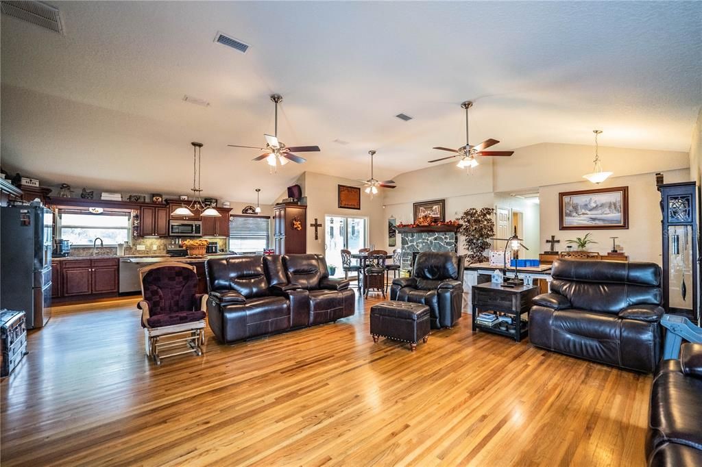 For Sale: $850,000 (3 beds, 2 baths, 1961 Square Feet)