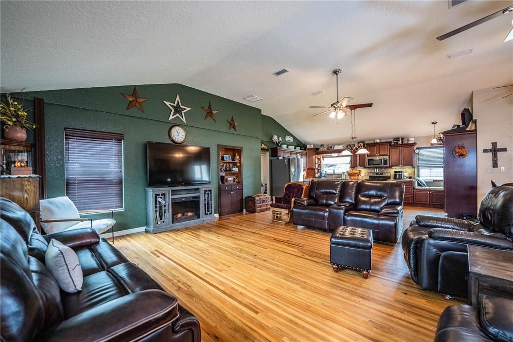 For Sale: $850,000 (3 beds, 2 baths, 1961 Square Feet)