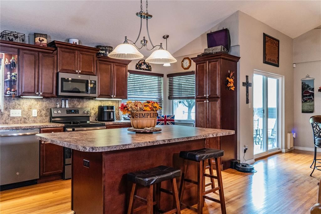 For Sale: $850,000 (3 beds, 2 baths, 1961 Square Feet)