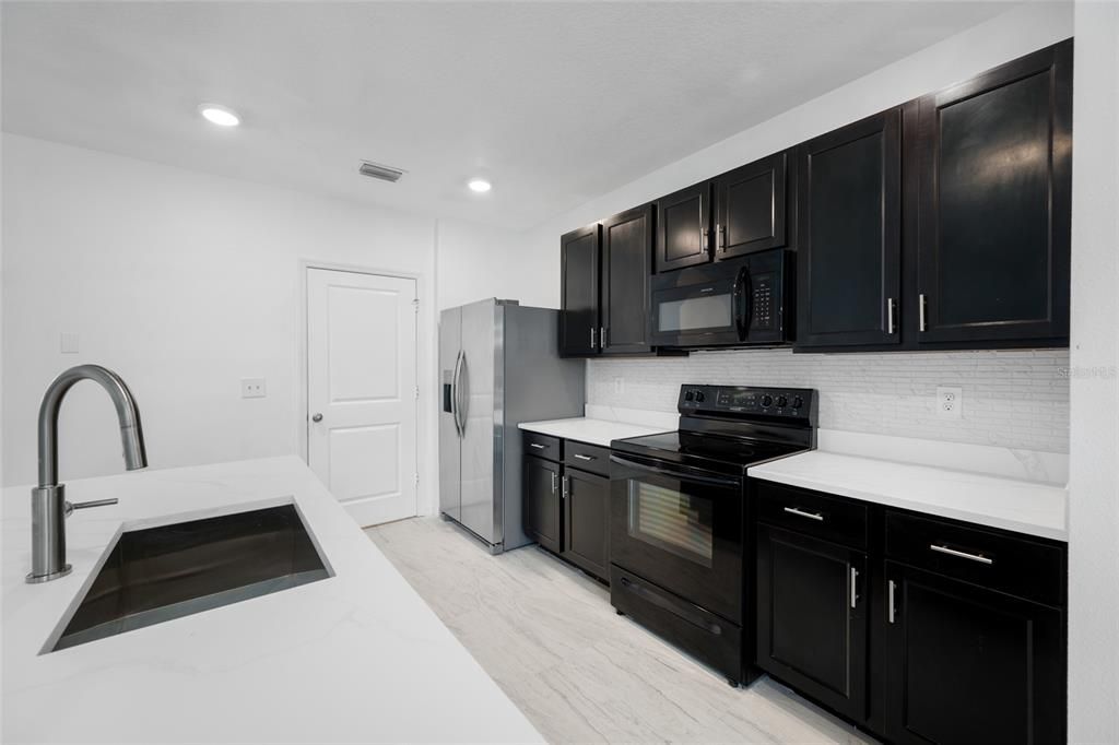 For Rent: $2,200 (3 beds, 2 baths, 1672 Square Feet)