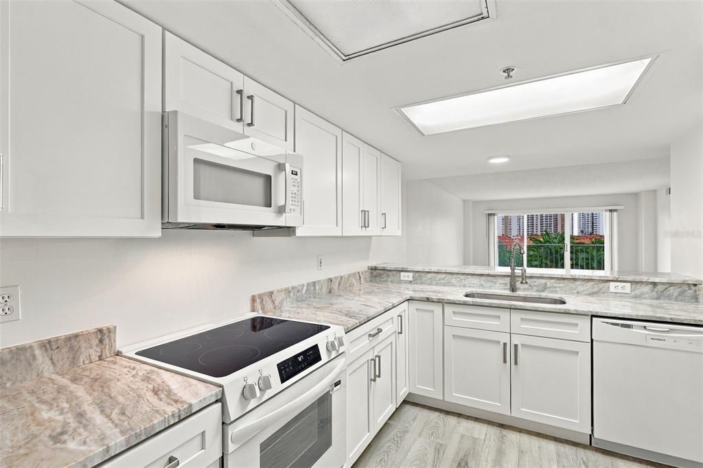 На продажу: $249,900 (2 спален, 2 ванн, 1400 Квадратных фут)