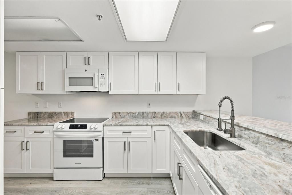На продажу: $249,900 (2 спален, 2 ванн, 1400 Квадратных фут)