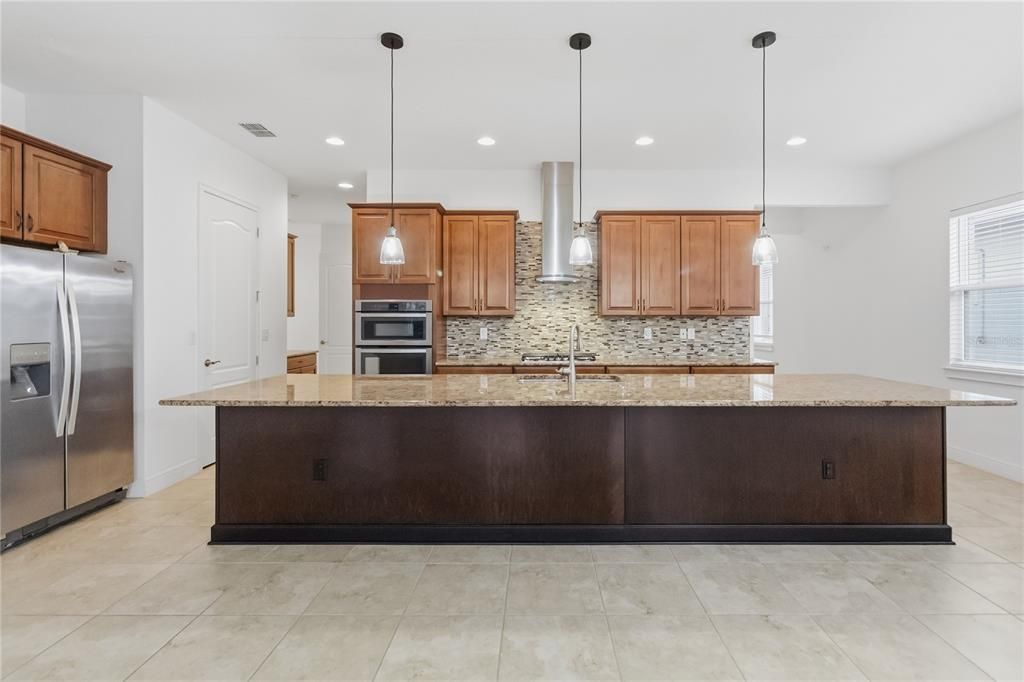 For Sale: $439,000 (3 beds, 3 baths, 2365 Square Feet)