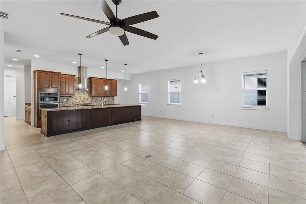 For Sale: $439,000 (3 beds, 3 baths, 2365 Square Feet)