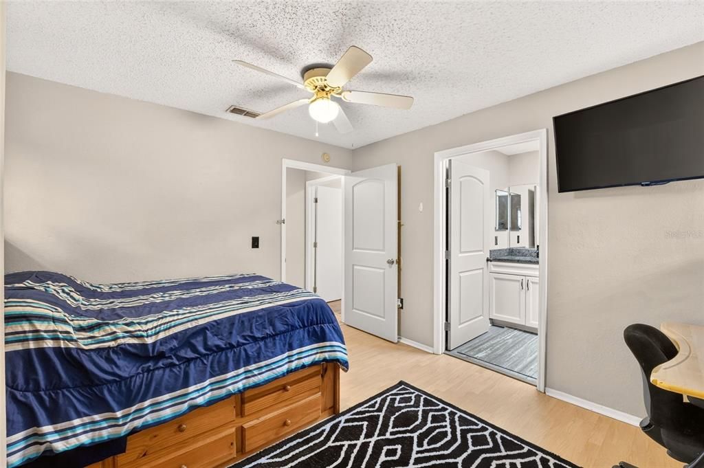 For Sale: $184,900 (3 beds, 3 baths, 1198 Square Feet)
