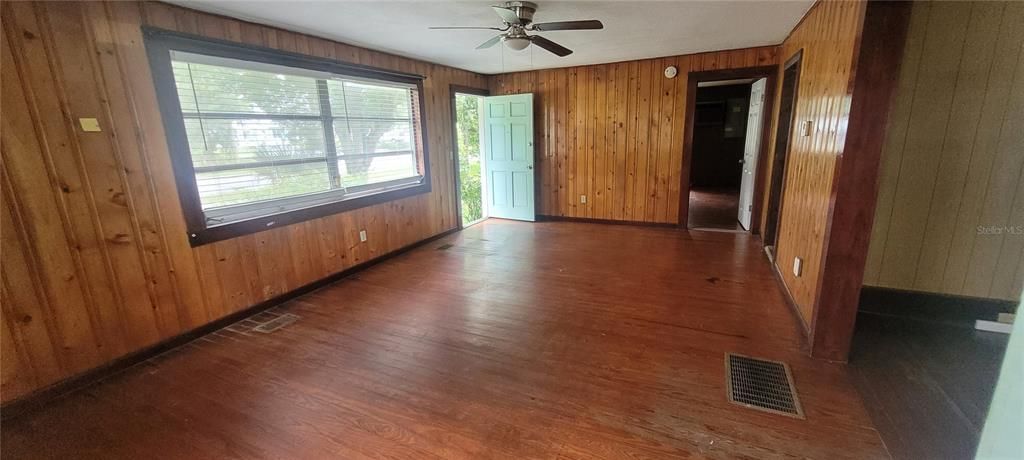 For Sale: $199,900 (3 beds, 2 baths, 1440 Square Feet)