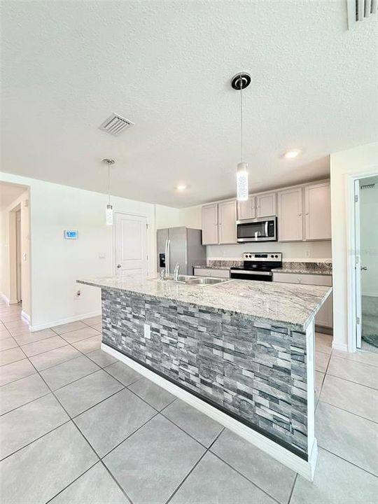 For Rent: $1,900 (3 beds, 2 baths, 1670 Square Feet)