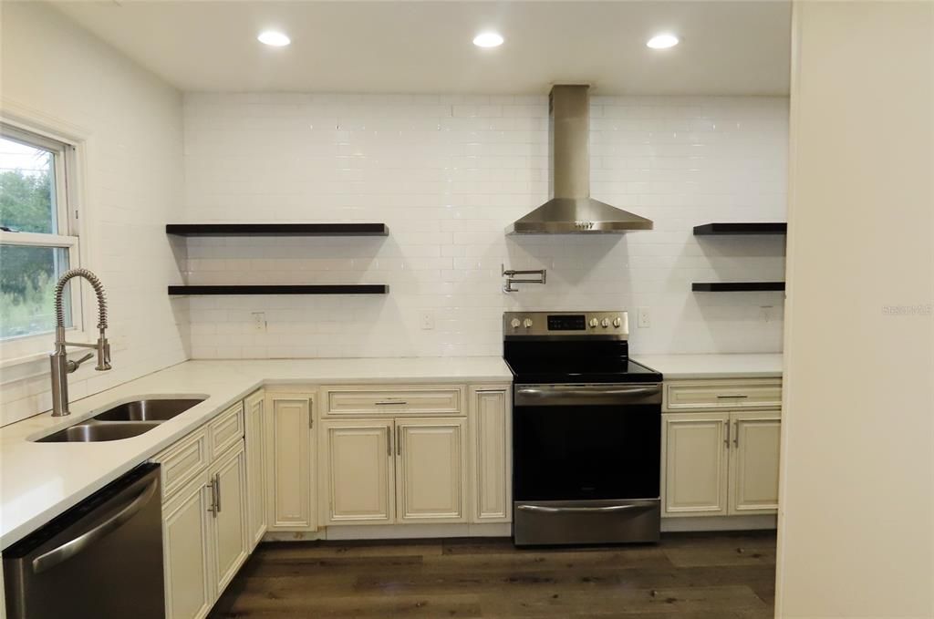 For Sale: $382,500 (4 beds, 2 baths, 1733 Square Feet)