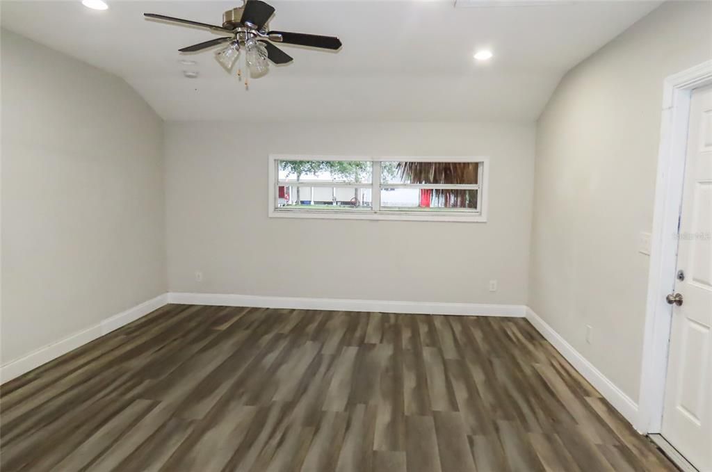 For Sale: $382,500 (4 beds, 2 baths, 1733 Square Feet)
