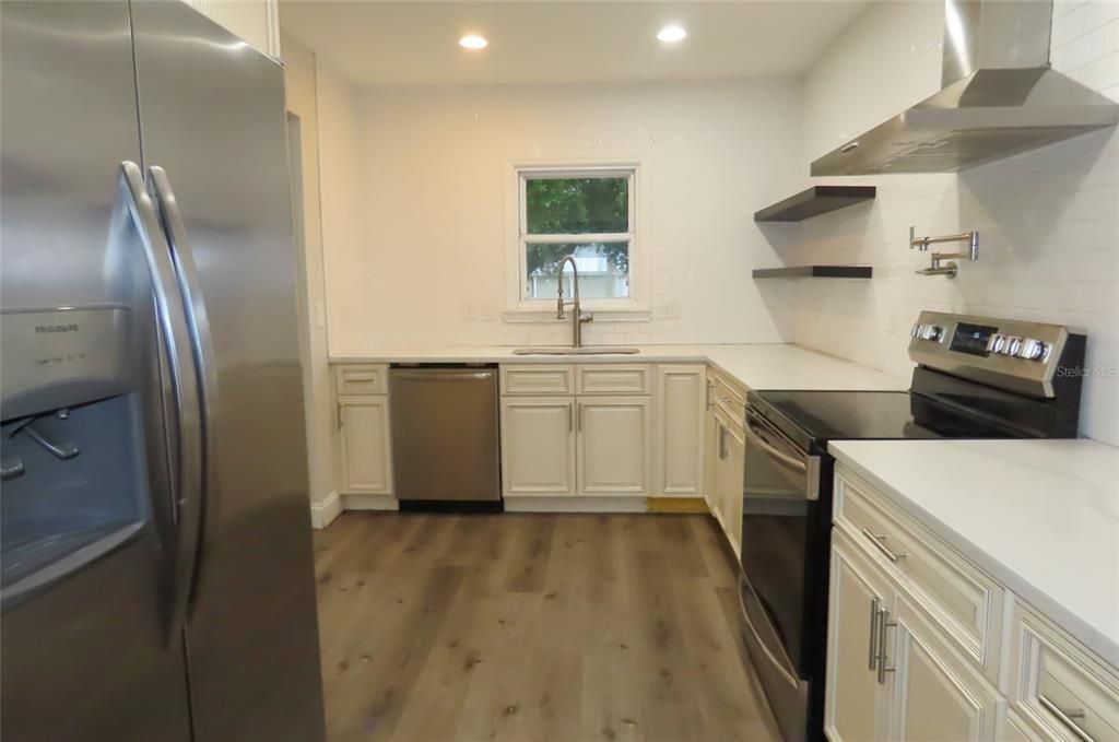 For Sale: $382,500 (4 beds, 2 baths, 1733 Square Feet)