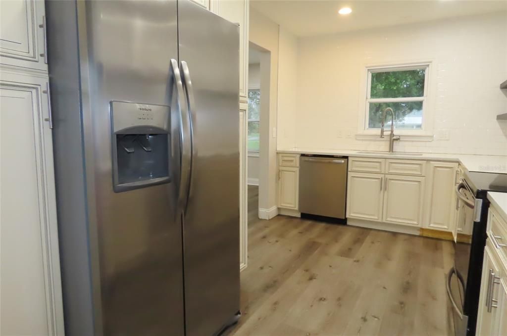 For Sale: $382,500 (4 beds, 2 baths, 1733 Square Feet)