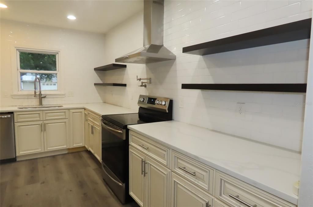 For Sale: $382,500 (4 beds, 2 baths, 1733 Square Feet)