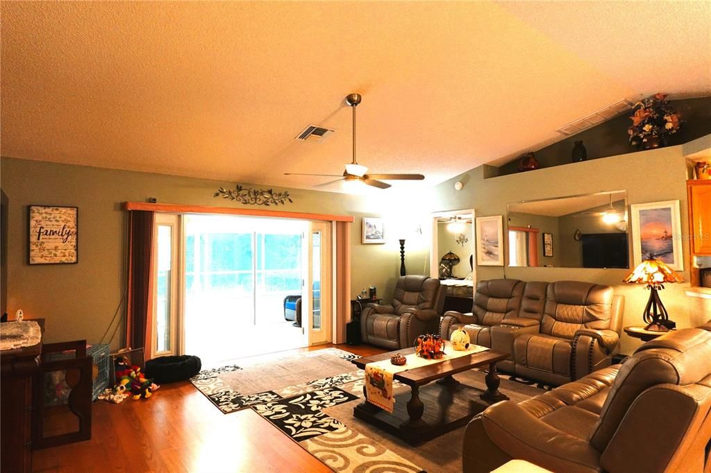 На продажу: $369,900 (3 спален, 2 ванн, 1742 Квадратных фут)