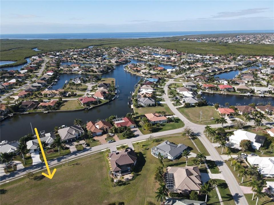 На продажу: $114,900 (0.23 acres)