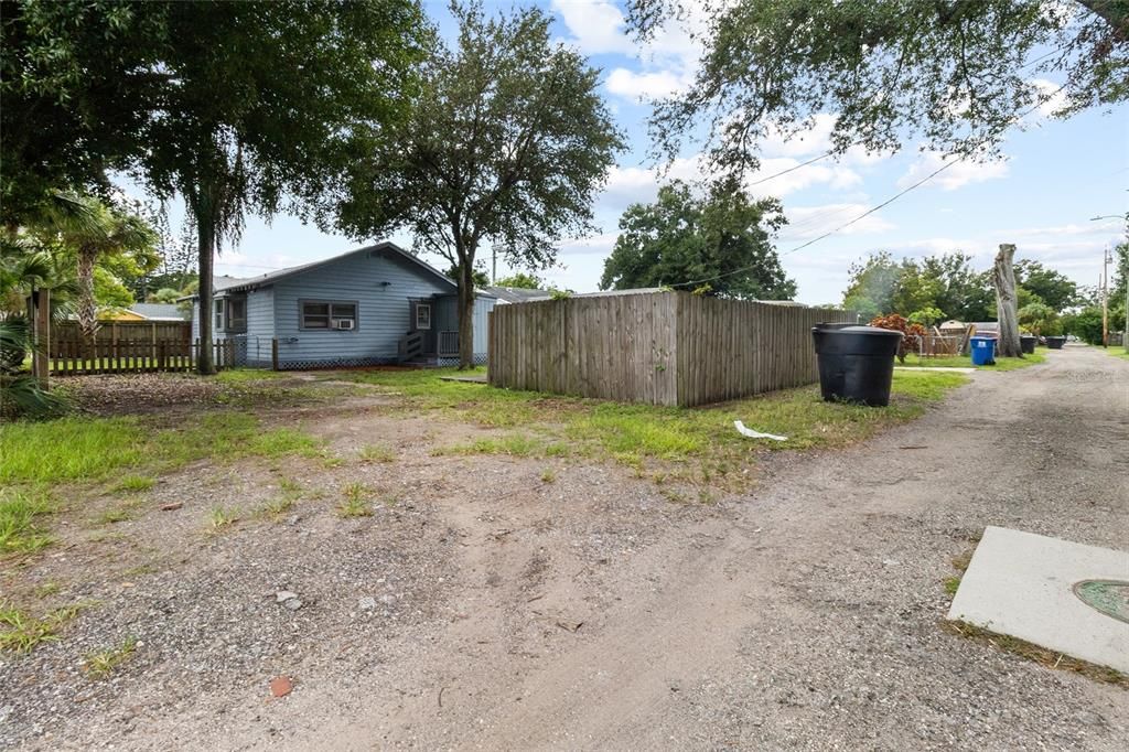 На продажу: $285,000 (2 спален, 1 ванн, 925 Квадратных фут)