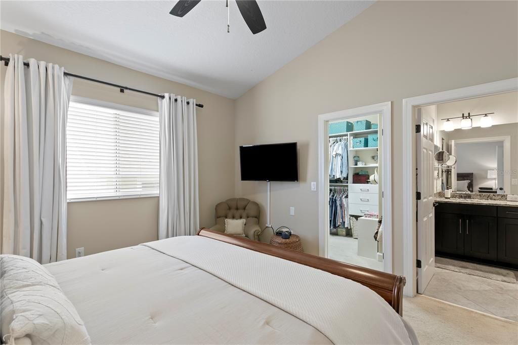 Activo con contrato: $575,000 (4 camas, 3 baños, 2300 Pies cuadrados)