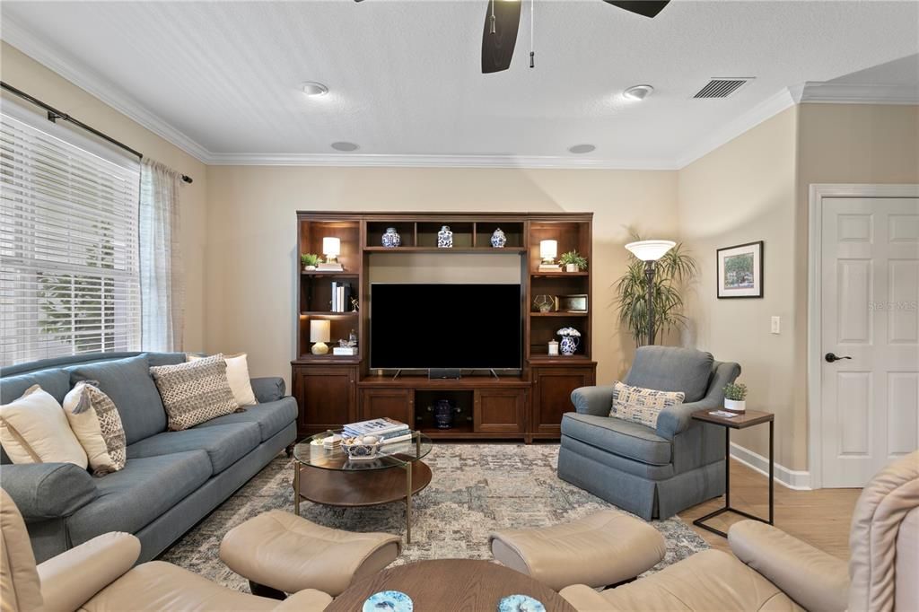 Activo con contrato: $575,000 (4 camas, 3 baños, 2300 Pies cuadrados)