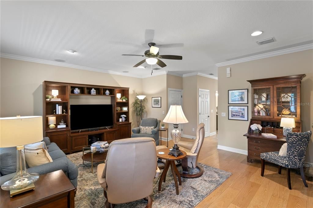 Activo con contrato: $575,000 (4 camas, 3 baños, 2300 Pies cuadrados)