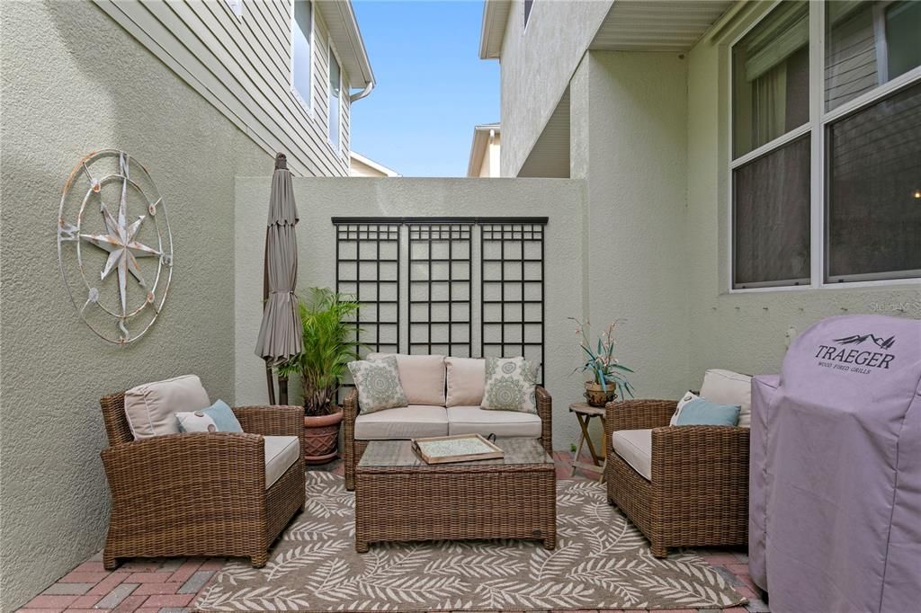 Activo con contrato: $575,000 (4 camas, 3 baños, 2300 Pies cuadrados)