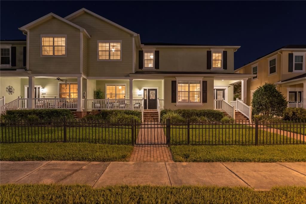Activo con contrato: $575,000 (4 camas, 3 baños, 2300 Pies cuadrados)