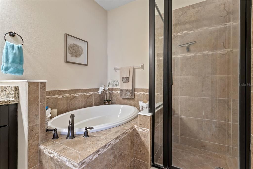 Activo con contrato: $575,000 (4 camas, 3 baños, 2300 Pies cuadrados)