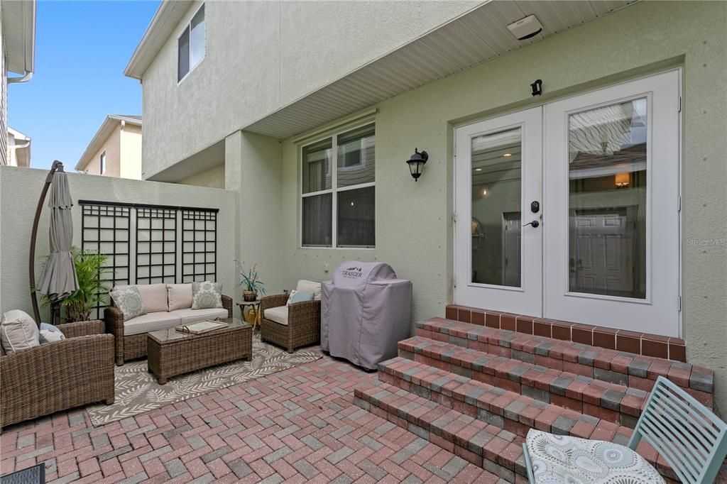 Activo con contrato: $575,000 (4 camas, 3 baños, 2300 Pies cuadrados)