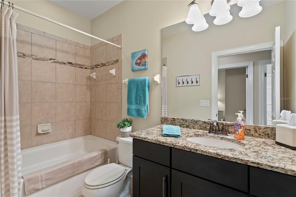 Activo con contrato: $575,000 (4 camas, 3 baños, 2300 Pies cuadrados)