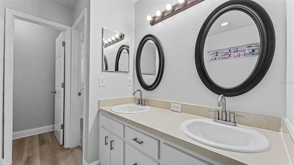 На продажу: $299,950 (3 спален, 2 ванн, 1686 Квадратных фут)