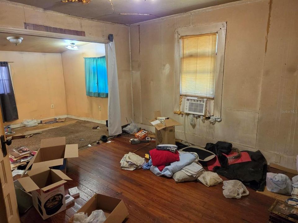 For Sale: $80,000 (2 beds, 1 baths, 948 Square Feet)