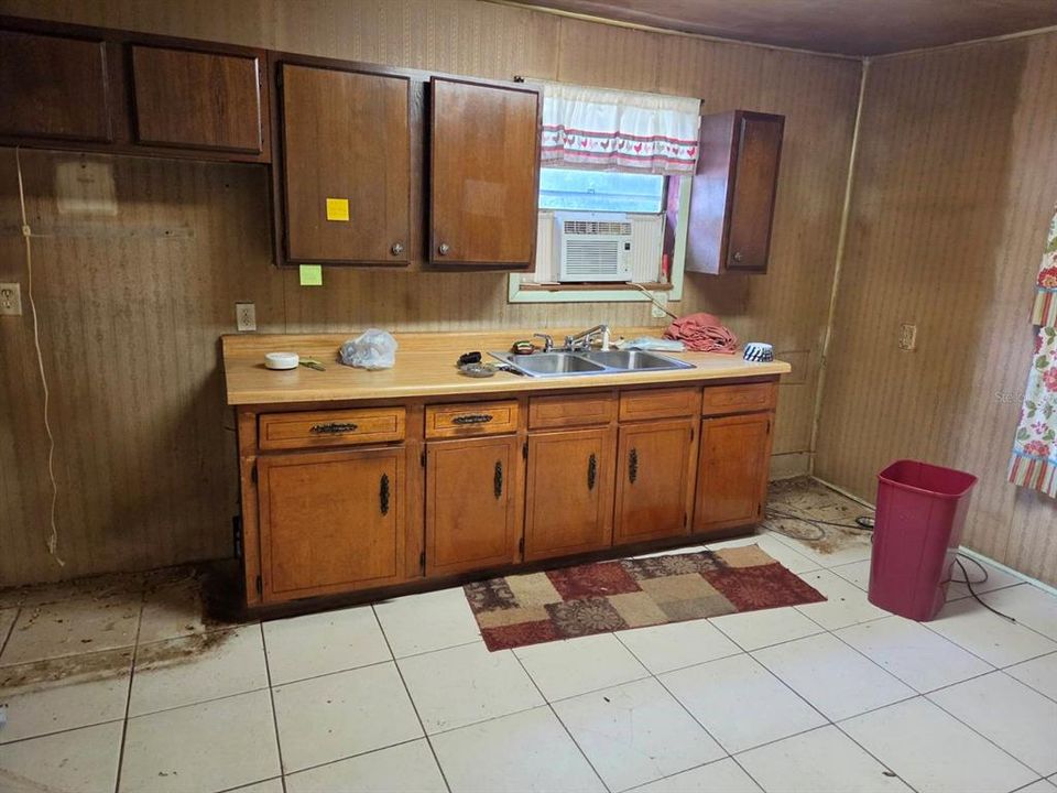 For Sale: $80,000 (2 beds, 1 baths, 948 Square Feet)