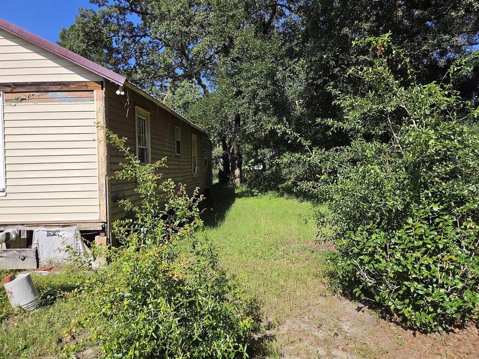 For Sale: $80,000 (2 beds, 1 baths, 948 Square Feet)