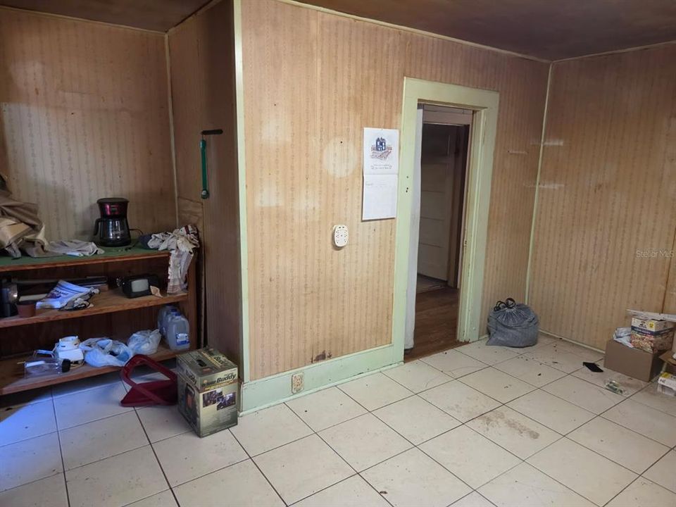 For Sale: $80,000 (2 beds, 1 baths, 948 Square Feet)