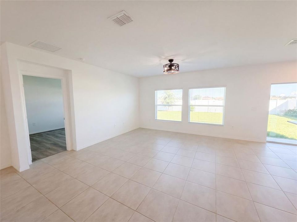 En Venta: $305,000 (3 camas, 2 baños, 1725 Pies cuadrados)