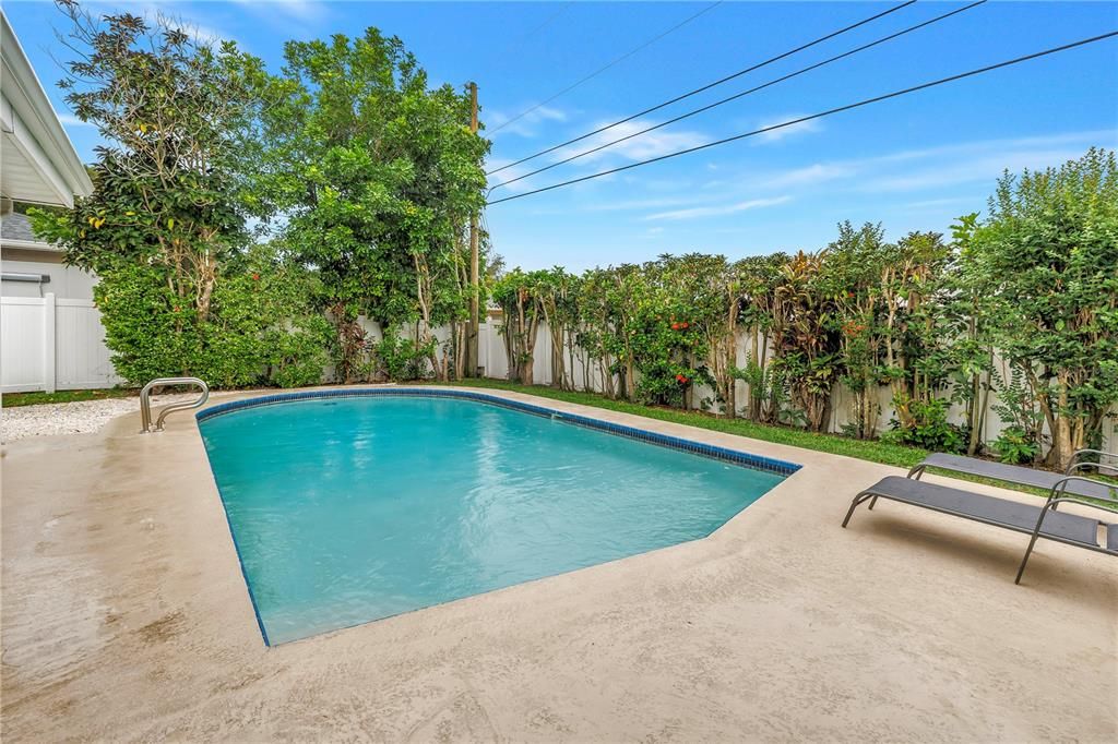 Activo con contrato: $535,000 (4 camas, 2 baños, 1587 Pies cuadrados)