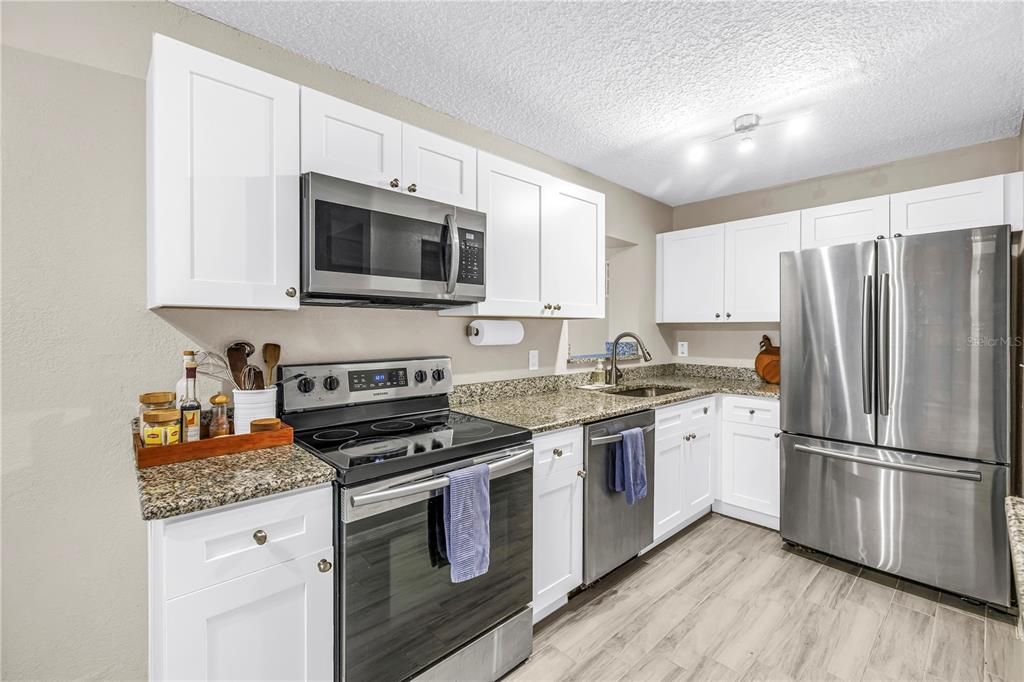 Activo con contrato: $535,000 (4 camas, 2 baños, 1587 Pies cuadrados)