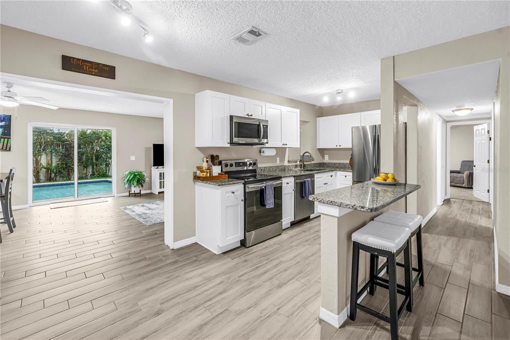 Activo con contrato: $535,000 (4 camas, 2 baños, 1587 Pies cuadrados)
