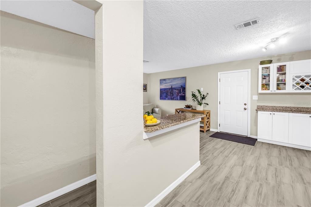 Activo con contrato: $535,000 (4 camas, 2 baños, 1587 Pies cuadrados)
