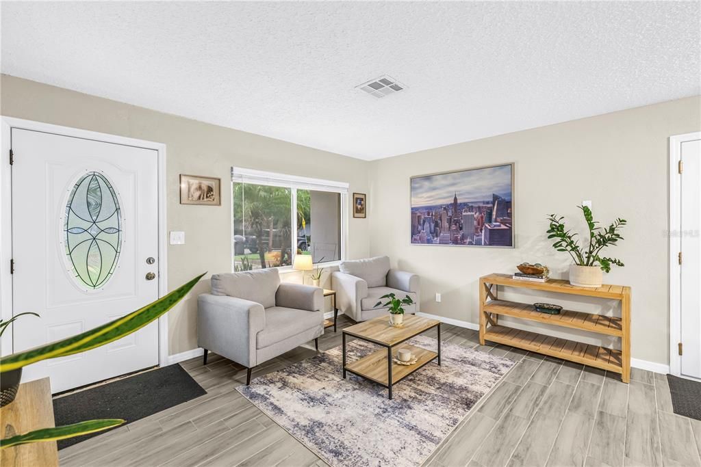 Activo con contrato: $535,000 (4 camas, 2 baños, 1587 Pies cuadrados)
