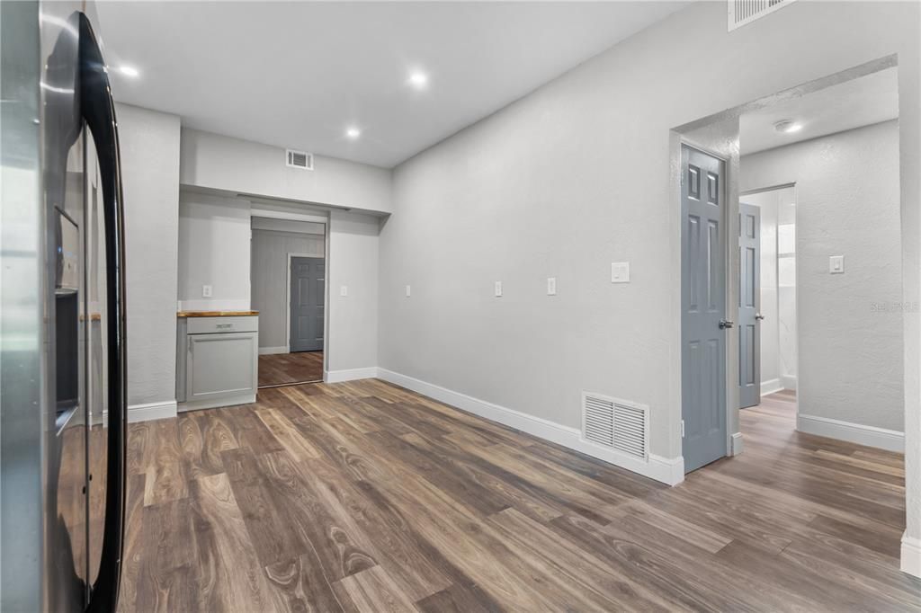 For Rent: $1,600 (2 beds, 1 baths, 1200 Square Feet)