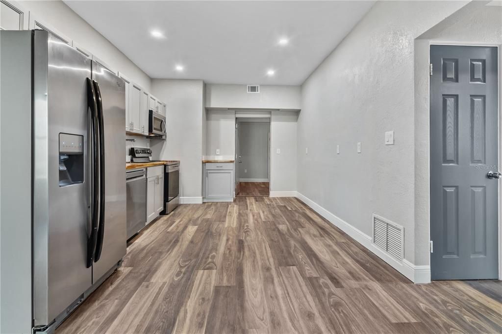 For Rent: $1,600 (2 beds, 1 baths, 1200 Square Feet)